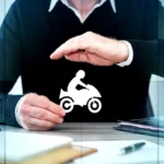 Homem faz sinal de proteção com as mãos sobre figura de moto digitalmente incluída. Falando sobre seguro roubo e furto moto.