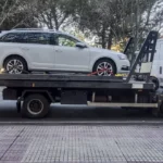 Carro em cima de um guincho. Falando sobre os tipos de coberturas de seguro auto.