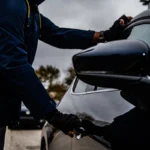 Criminoso tentando arrombar carro. Falando sobre os carros mais roubados na bahia.