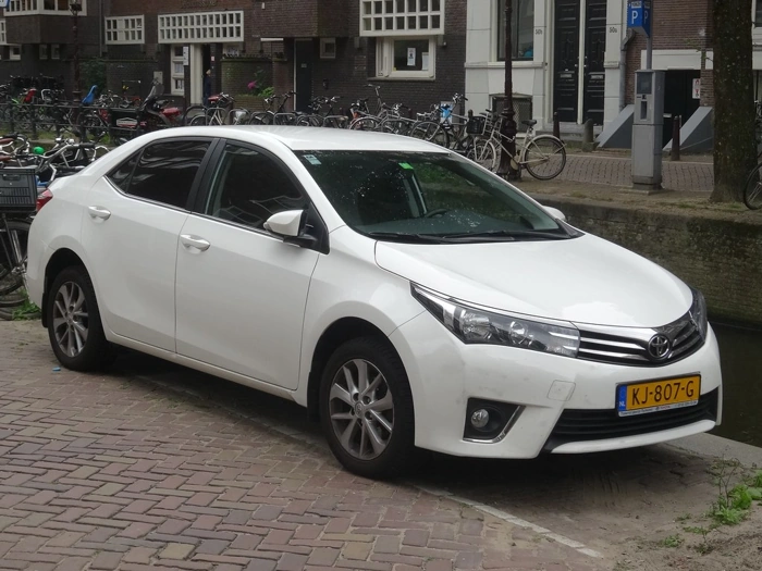 Toyota Corolla na cor branca. Falando sobre os carros mais roubados no rio grande do sul.