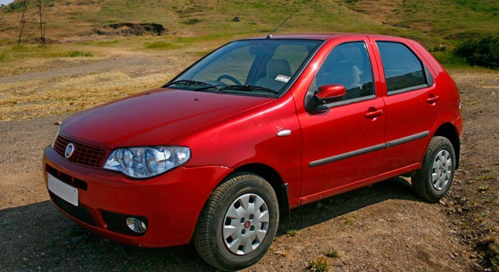 Fiat Palio na cor vermelha. Falando sobre os carros mais roubados na bahia.