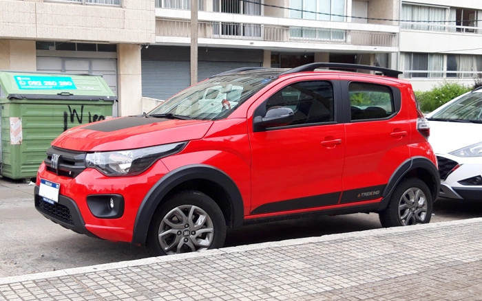 Fiat Mobi na cor vermelha. Falando sobre o seguro mobi.