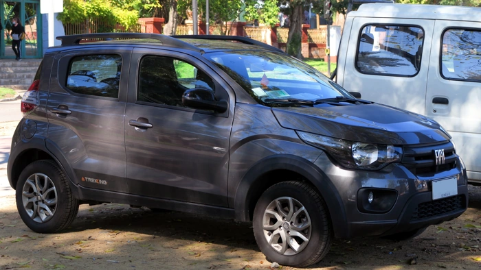 Fiat Mobi na cor cinza escuro. Falando sobre o seguro mobi.