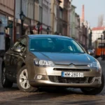 Citroen C5 na cor cinza escuro. Falando sobre o seguro citroen c5.