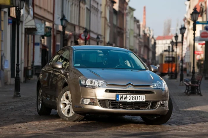 Citroen C5 na cor cinza escuro. Falando sobre o seguro citroen c5.