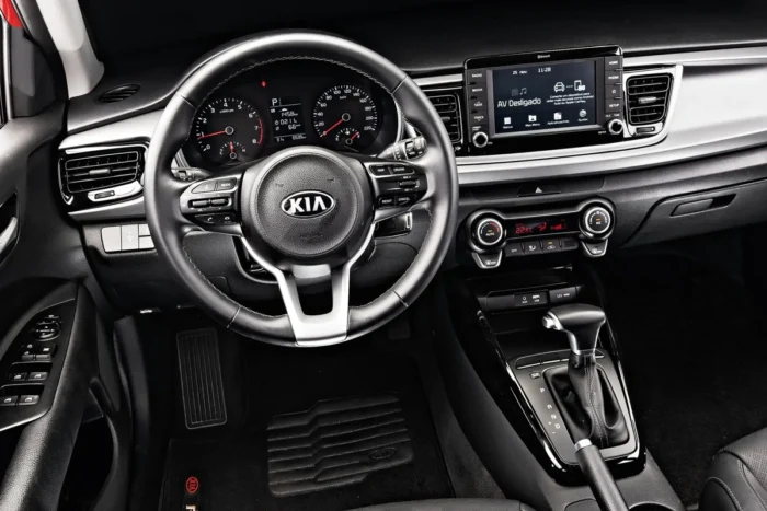 Painel de veículo da Kia. Falando sobre o seguro kia.