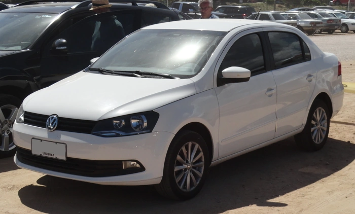 VW Voyage na cor branca. Falando sobre os carros mais roubados no rio grande do sul.