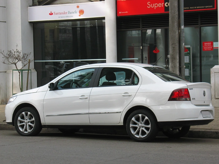 VW Voyage na cor branca. Falando sobre os carros mais roubados na bahia.