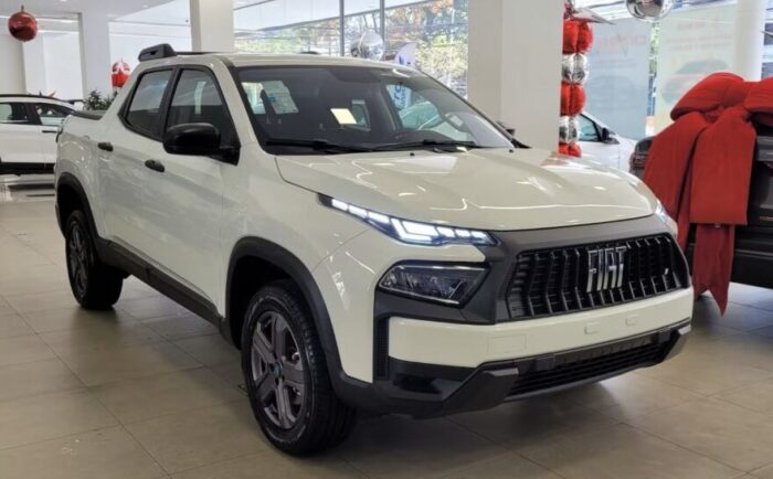 Seguro Fiat Toro 2026: imagem da Fiat Toro 2026 branca na concessionária