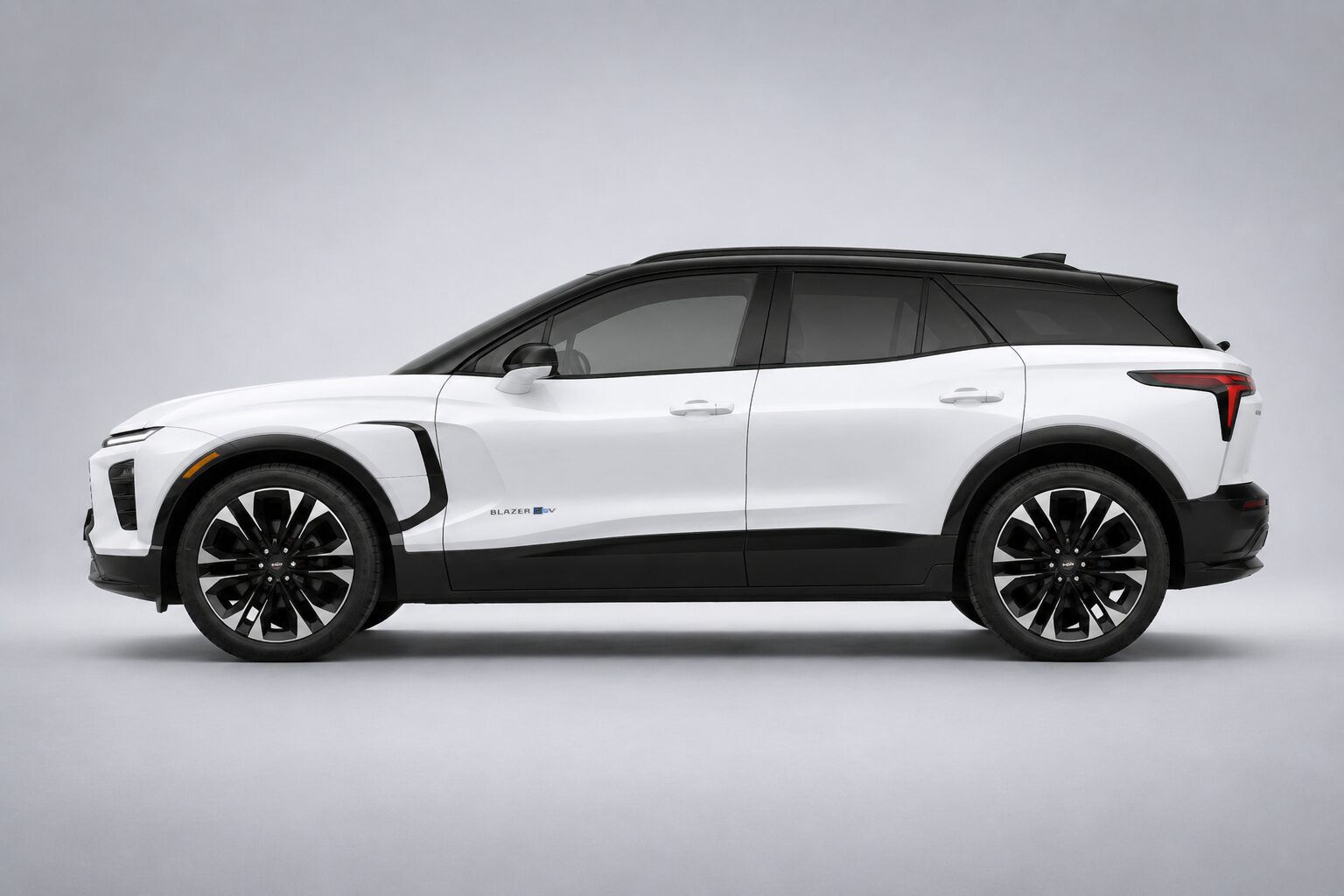 Chevrolet Blazer EV 2026 vista de lateral em conteúdo sobre seguro, cobertura e franquia
