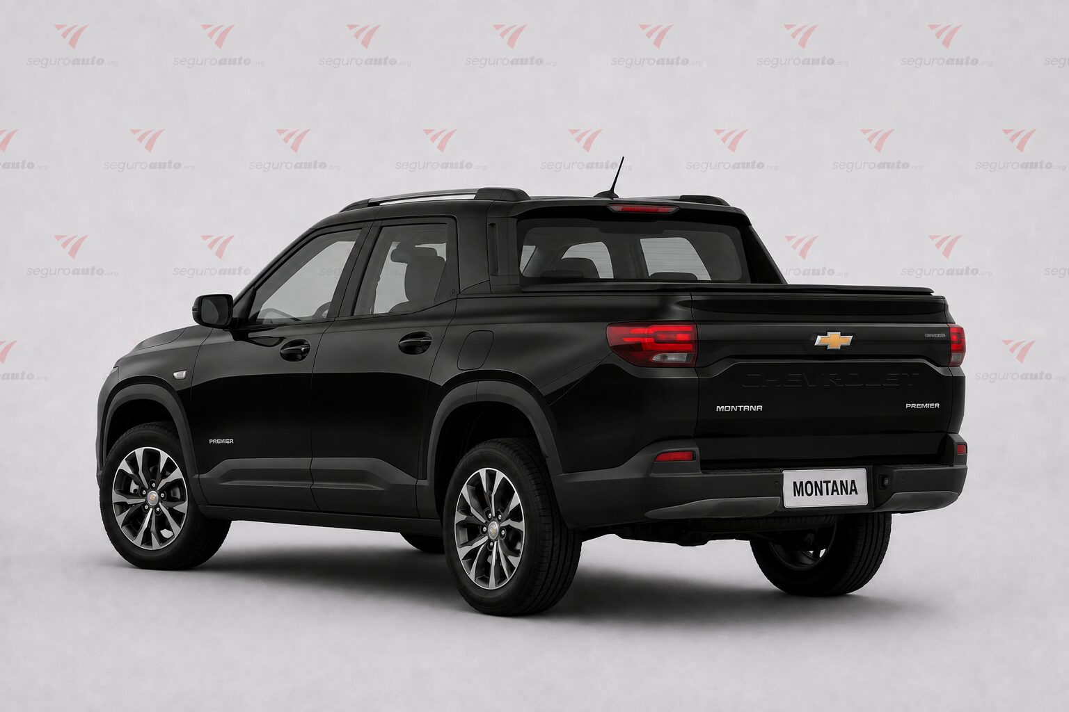 Chevrolet Montana em vista traseira para simulação de seguro
