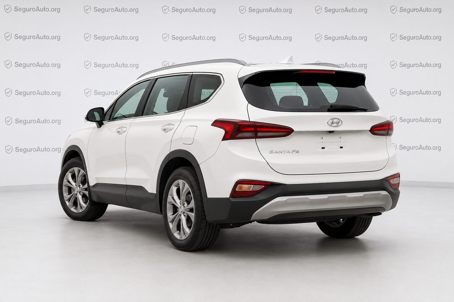Hyundai Santa Fe visto pela traseira durante comparação de seguro auto em 2026