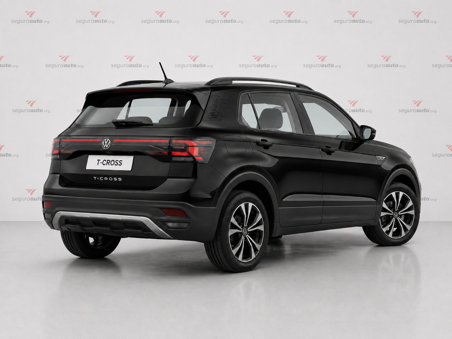 Volkswagen T-Cross visto pela traseira durante comparação de seguro em 2026